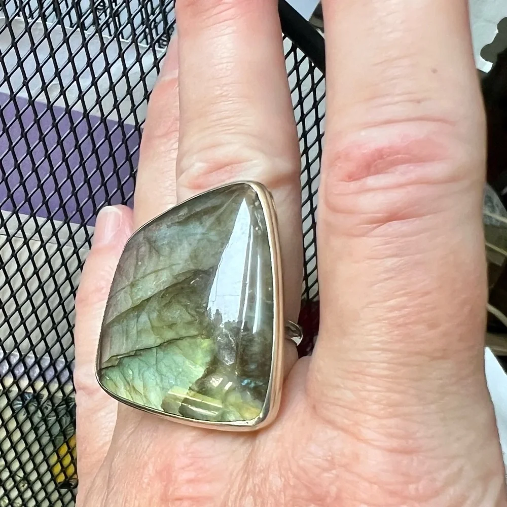 Gorgeous Labradorite Ring, Size 7 - Picture 2 of 15